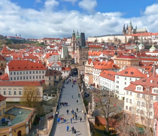 Γέφυρα του Καρόλου με αγάλματα και θέα στον Καθεδρικό του Αγίου Βίτου