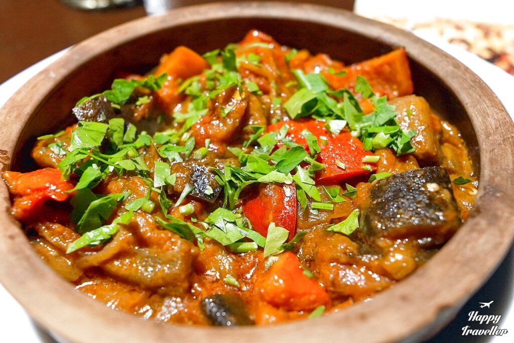 Η κουζίνα της Λευκορωσίας βασίζεται σε υλικά όπως πατάτες, λαχανικά, ζύμες και κρέας.