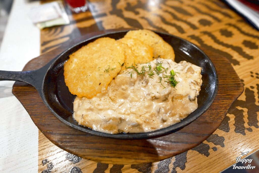 Τα φημισμένα draniki που είναι τηγανίτες πατάτας, λεπτές και τραγανές