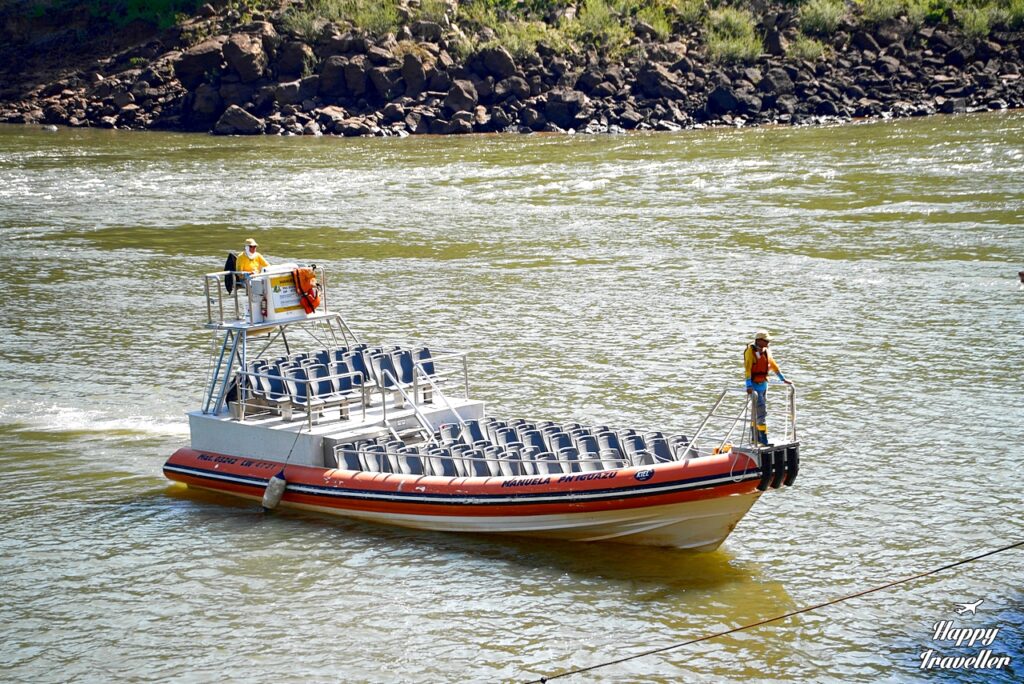 Στην πλευρά της Αργεντινής μπορείς να κάνεις βόλτα με ταχύπλοο και να φτάσεις πολύ κοντά στον καταρράκτη 