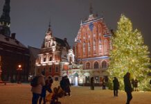 Χριστουγεννιάτικη αγορά στη Ρίγα, με φωτισμένο δέντρο, πάγκους με τοπικά προϊόντα και χιονισμένα δρομάκια στην Παλιά Πόλη της Λετονίας.