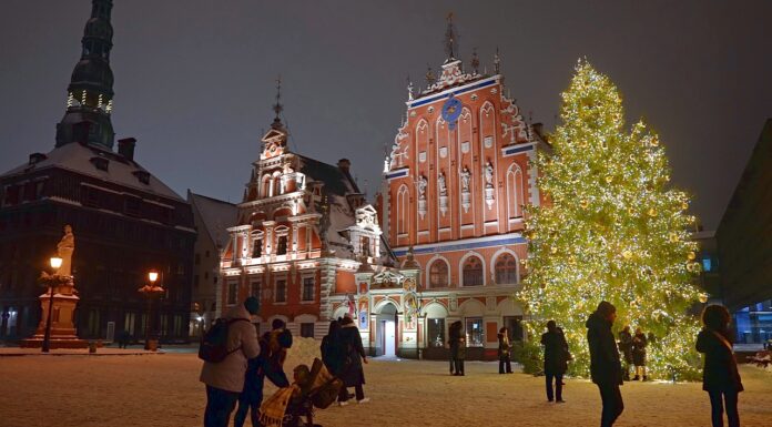 Χριστουγεννιάτικη αγορά στη Ρίγα, με φωτισμένο δέντρο, πάγκους με τοπικά προϊόντα και χιονισμένα δρομάκια στην Παλιά Πόλη της Λετονίας.