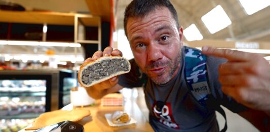 Ο Ευτύχης Μπλέτσας δοκιμάζει νόστιμα εδέσματα στην κεντρική αγορά τροφίμων της Ρίγα