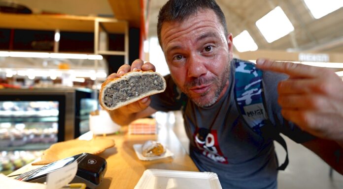 Ο Ευτύχης Μπλέτσας δοκιμάζει νόστιμα εδέσματα στην κεντρική αγορά τροφίμων της Ρίγα