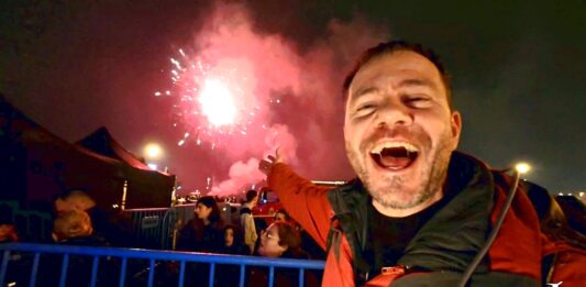 Το άναμμα του δέντρου στη Θεσσαλονίκη, έκανε τον ουρανό… να πάρει φωτιά!