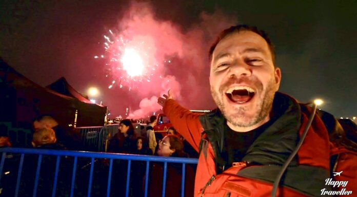 Το άναμμα του δέντρου στη Θεσσαλονίκη, έκανε τον ουρανό… να πάρει φωτιά!