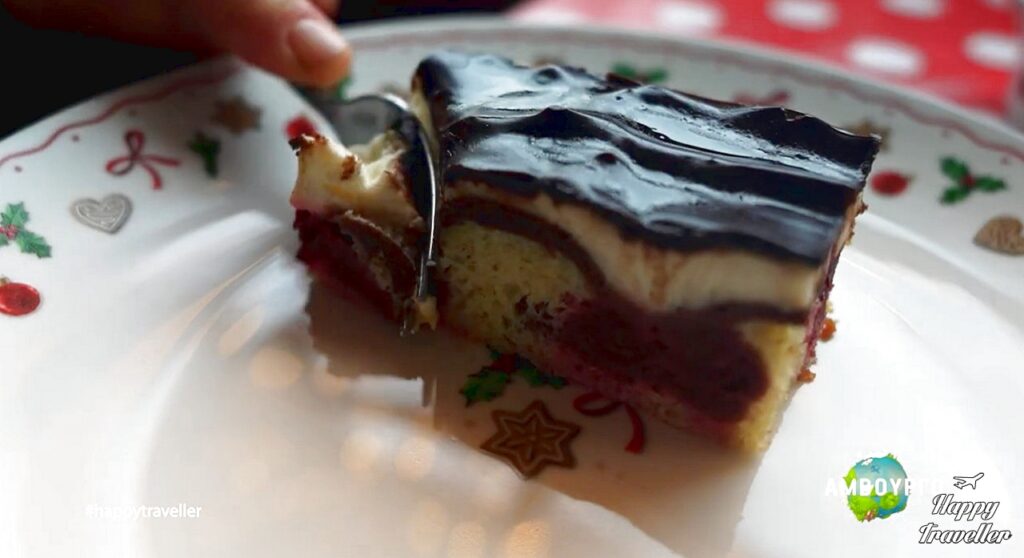 Το Donauwelle, είναι ένα κλασσικό γερμανικό γλυκό. Έχει στρώσεις βανίλιας και σοκολάτας, βύσσινα, βουτυρόκρεμα και σοκολάτα.