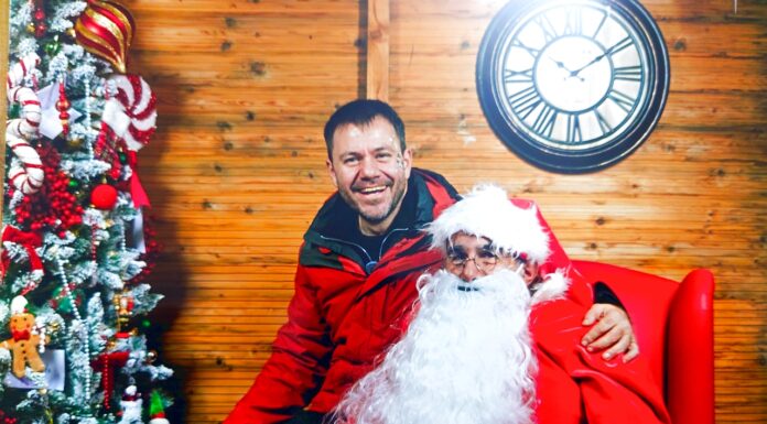 Ο Ευτύχης Μπλέτσας με τον Αη Βασίλη στην Παραμυθοχώρα στα Λουτρά Πόζαρ