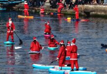 Άγιοι Βασίληδες πάνω σε σανίδες SUP στην Παραλία Θεσσαλονίκης