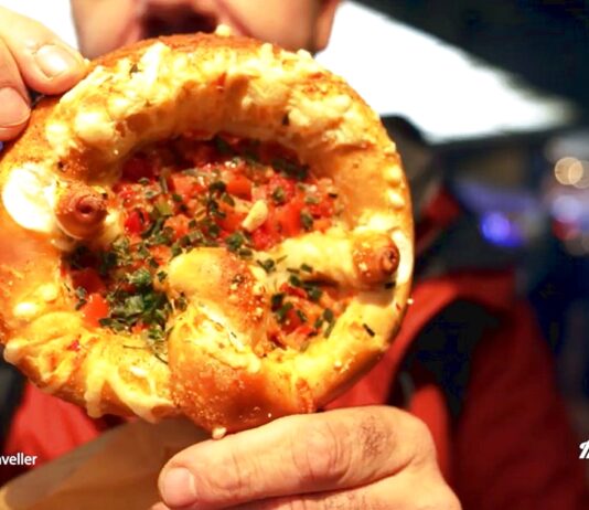 Στον σταθμό του Αμβούργου ο Ευτύχης ανακαλύπτει ένα πολύ ιδιαίτερο και ξεχωριστό πρέτζελ! Το πρέτζελ πίτσα!