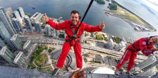 Ο Ευτύχης Μπλέτσας στο CN Tower (edge walk ) στο Τορόντο του Καναδά