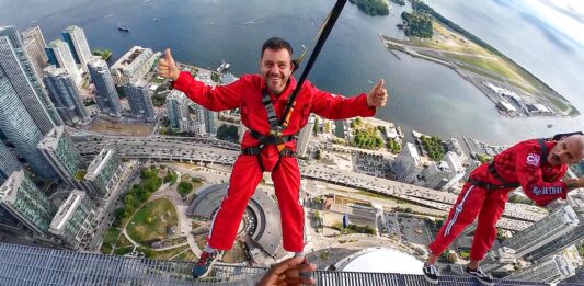 Ο Ευτύχης Μπλέτσας στο CN Tower (edge walk ) στο Τορόντο του Καναδά