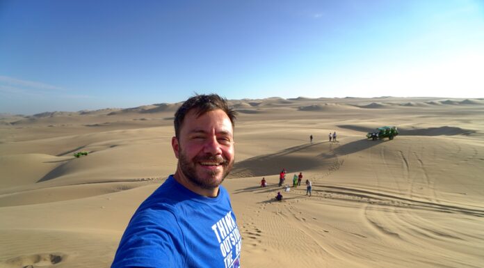 Ο Ευτύχης στους αμμόλοφους κοντά στην πόλη ICA