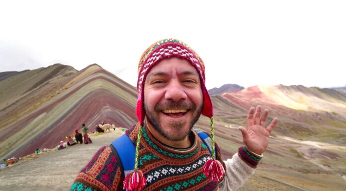 ΠΟΛΥΧΡΩΜΟ ΒΟΥΝΟ: Ο Ευτύχης ανεβαίνει στο Πολύχρωμο Βουνό του Περού και δοκιμάζει φύλλα κόκας