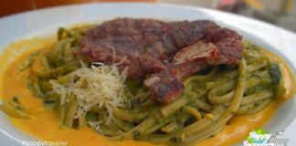 Το επικό πιάτο με τη μακαρονάδα πέστο, την πορτοκαλί σάλτσα και την μπριζόλα από επάνω στην αγορά της Λίμα, στο Περού