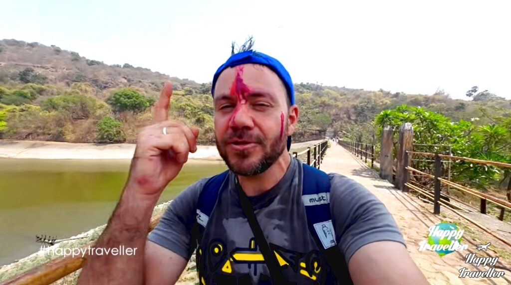 Ο Ευτύχης Μπλέτσας στο νησί του Ελέφαντα της Ινδίας, βαμμένος από τον ξεναγό του επειδή έχουν γιορτή.