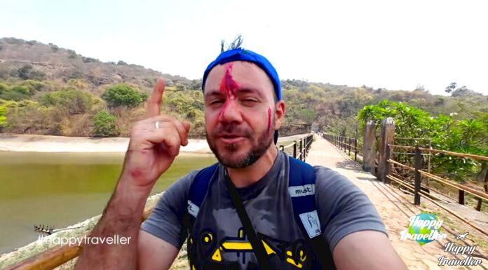 Ο Ευτύχης Μπλέτσας στο νησί του Ελέφαντα της Ινδίας, βαμμένος από τον ξεναγό του επειδή έχουν γιορτή.