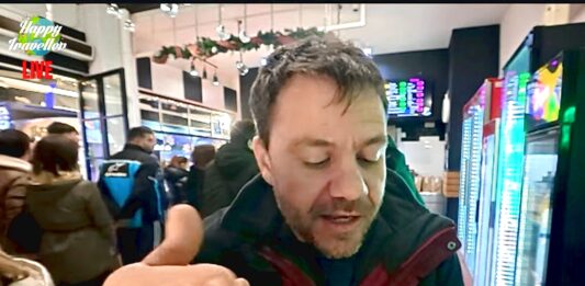 Η παταούγκα είναι ένα πολύ γνωστό street food του Βόλου. Μοιάζει με πεινιρλί αλλά έχει μέσα πατάτες και ουγγαρέζα.