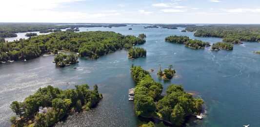 Πανοραμική άποψη των Thousand Islands στον Καναδά, με δεκάδες μικρά καταπράσινα νησιά διάσπαρτα στα νερά του ποταμού Αγίου Λαυρεντίου.