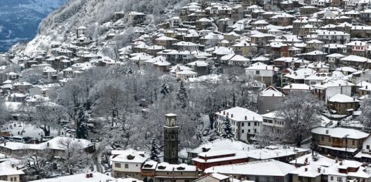 Χειμερινές εικόνες με το χιονισμένο Μέτσοβο και τις κατάλευκες σκεπές των σπιτιών