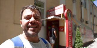 Ο Ευτύχης έξω από την σοβιετική καντίνα στην Υπερδνειστερία