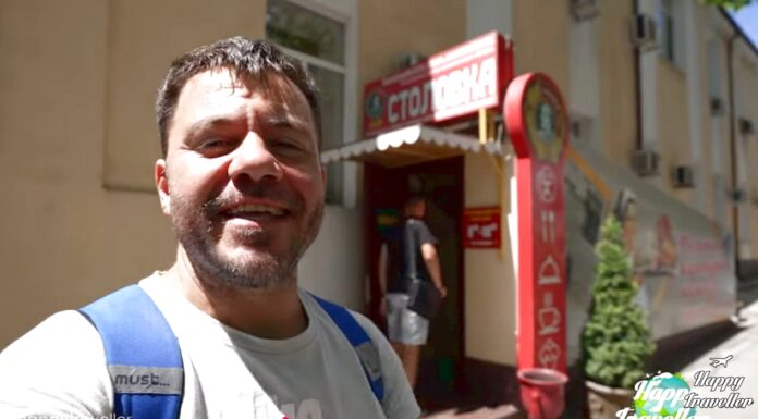 Ο Ευτύχης έξω από την σοβιετική καντίνα στην Υπερδνειστερία