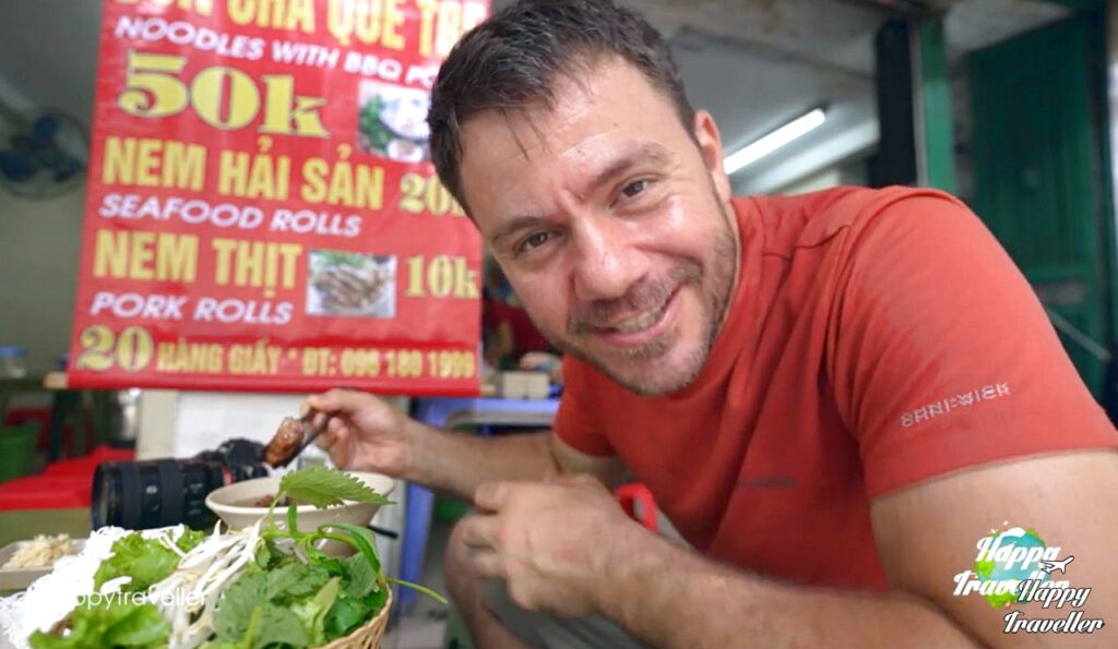 Ευτύχης τρώει noodles και spring rolls στην αγορά Đồng Xuân στο Ανόι