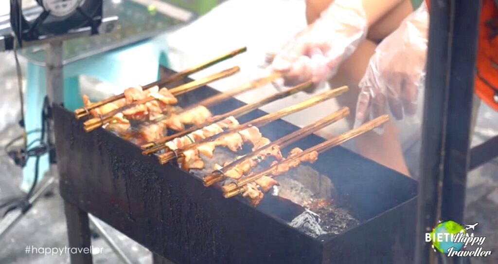 Street food με ψητό χοιρινό και μοσχάρι σε καλαμάκια μέσα στην αγορά Đồng Xuân