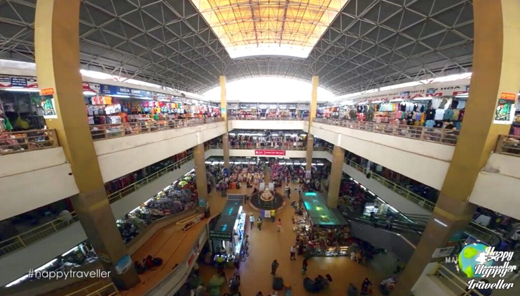 Εσωτερικό της αγοράς Đồng Xuân στο Ανόι με πάγκους, μαγαζιά και κόσμο