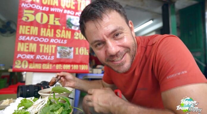 Ευτύχης τρώει noodles και spring rolls στην αγορά Đồng Xuân στο Ανόι