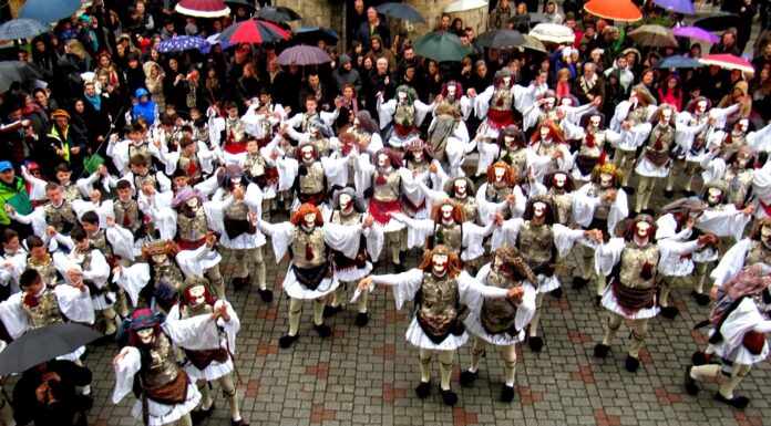 Γενίτσαροι και Μπούλες στη Νάουσα: Το πιο εντυπωσιακό αποκριάτικο έθιμο της Ελλάδας