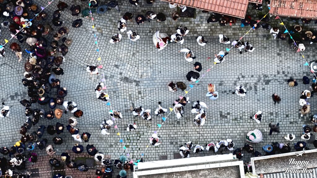 Το έθιμο ΓΕΝΙΤΣΑΡΟΙ ΚΑΙ ΜΠΟΥΛΕΣ όπως το κατέγραψε η κάμερα του HAPPY TRAVELLER για φέτος 2026
