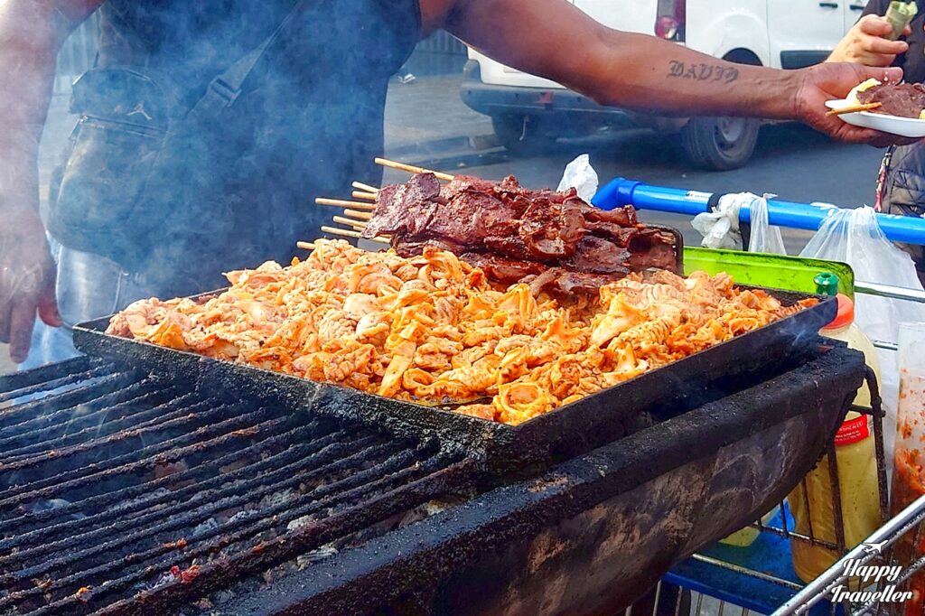 Κρέας ψημένο σε πάγκο street food στο Σαντιάγο της Χιλής