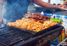 Κρέας ψημένο σε πάγκο street food στο Σαντιάγο της Χιλής