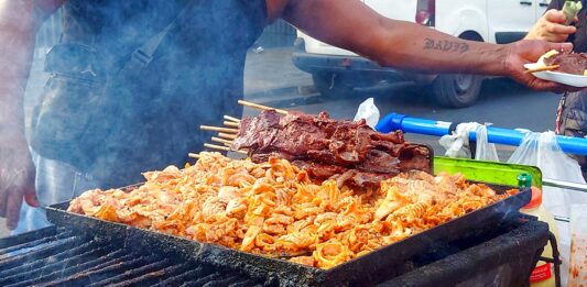 Κρέας ψημένο σε πάγκο street food στο Σαντιάγο της Χιλής
