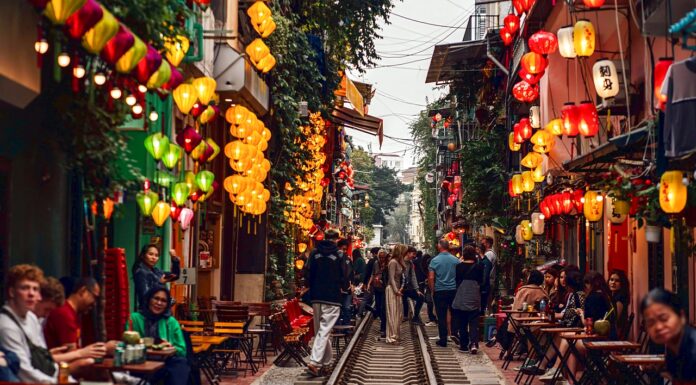 Μια γειτονιά πάνω στις ράγες: Η μοναδική εμπειρία του Train Street στο Ανόι