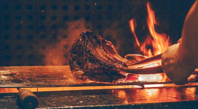 Τσικνοπέμπτη 2026: Top τοποθεσίες και τα έθιμα της Ελλάδας