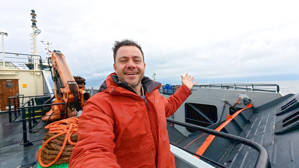 Ο Ευτύχης πάνω στο πλοίο για να πάμε στο νησί της Μαγδαληνής με τους πιγκουίνους στην Παταγονία 