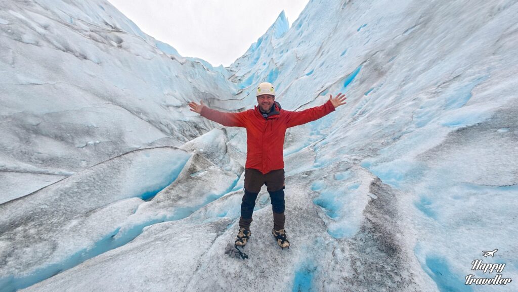 Ο Ευτύχης περπατά πάνω στον παγετώνα Περίτο Μορένο 