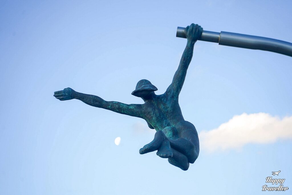 Monumento al Viento στο Puerto Natales της Χιλής, μεταλλικές φιγούρες που γέρνουν από τον δυνατό άνεμο, τοποθετημένες στο παραλιακό μέτωπο με φόντο το φιόρδ Última Esperanza