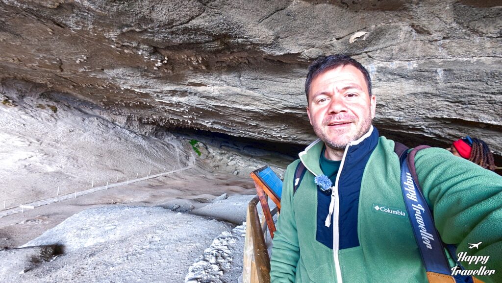 Ο Ευτύχης Μπλέτσας στη σπηλιά του Μυλόδοντα στην Παταγονία 