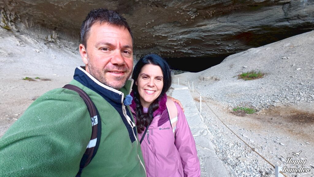 Ευτύχης Μπλέτσας και Ηλέκτρα Αστέρη στη Σπηλιά του Μυλοδόντα (Cueva del Milodón) κοντά στο Puerto Natales στη Χιλή, μπροστά στην εντυπωσιακή είσοδο του σπηλαίου