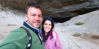 Ευτύχης Μπλέτσας και Ηλέκτρα Αστέρη στη Σπηλιά του Μυλοδόντα (Cueva del Milodón) κοντά στο Puerto Natales στη Χιλή, μπροστά στην εντυπωσιακή είσοδο του σπηλαίου