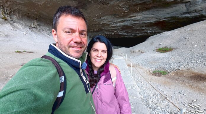 Ευτύχης Μπλέτσας και Ηλέκτρα Αστέρη στη Σπηλιά του Μυλοδόντα (Cueva del Milodón) κοντά στο Puerto Natales στη Χιλή, μπροστά στην εντυπωσιακή είσοδο του σπηλαίου