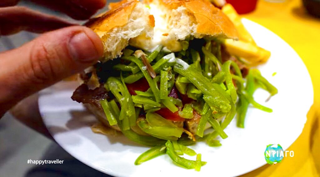 Το παραδοσιακό χιλιανό σάντουιτς Chacarero με κρέας, ντομάτα και μαγιονέζα σε φρέσκο ψωμί, σε εστιατόριο στο Σαντιάγο της Χιλής.