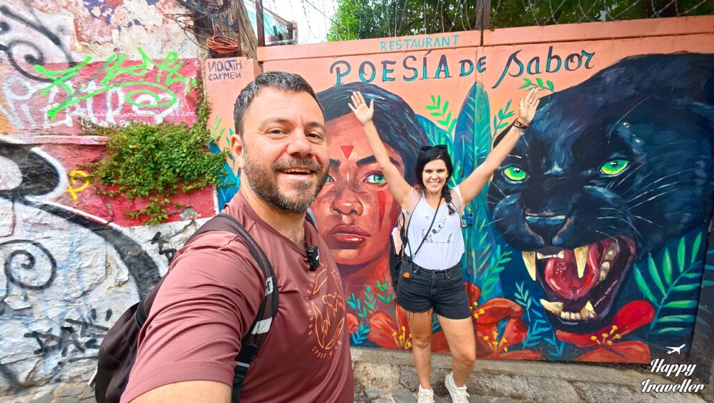 Ο Ευτύχης και η Ηλέκτρα εξερευνούν τα μαγευτικά σοκάκια του Valparaíso, της Χιλής, όπου η τέχνη του γκράφιτι συναντά την παραδοσιακή αρχιτεκτονική σε ένα υπέροχο μείγμα χρωμάτων και πολιτισμού.