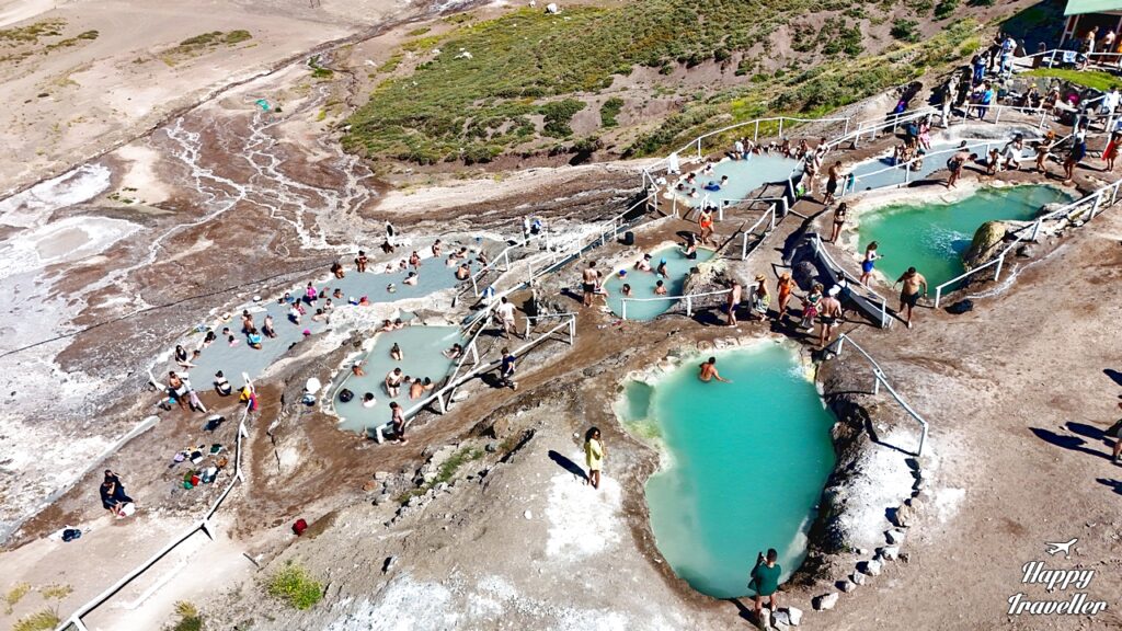 Πανοραμική θέα των Termas de Colina στις Άνδεις της Χιλής με φυσικές θερμές πισίνες σε πετρόχτιστες βαθμίδες και ορεινό τοπίο γύρω.
