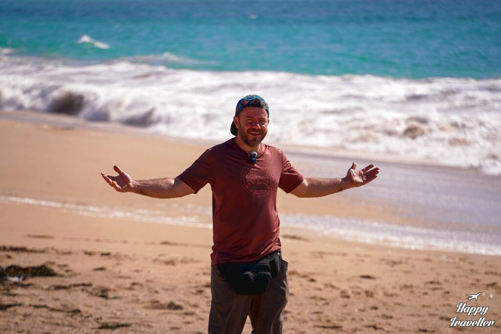 Ο Ευτύχης Μπλέτσας στην παραλία του ξενοδοχείου San Alfonso del Mar στη Χιλή. Από την άλλη πλευρά βρίσκεται η μεγαλύτερη πισίνα στον κόσμο δίπλα στον Ειρηνικό Ωκεανό.