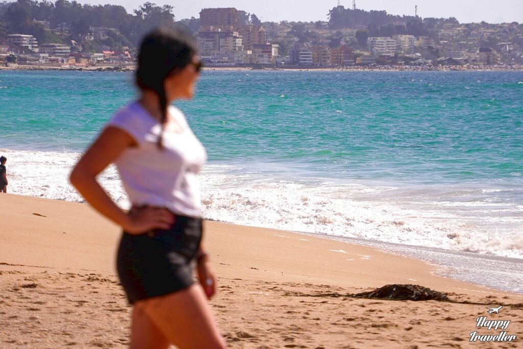 Η Ηλέκτρα Αστέρη στο θέρετρο San Alfonso del Mar στη Χιλή με φόντο τον Ειρηνικό Ωκεανό.