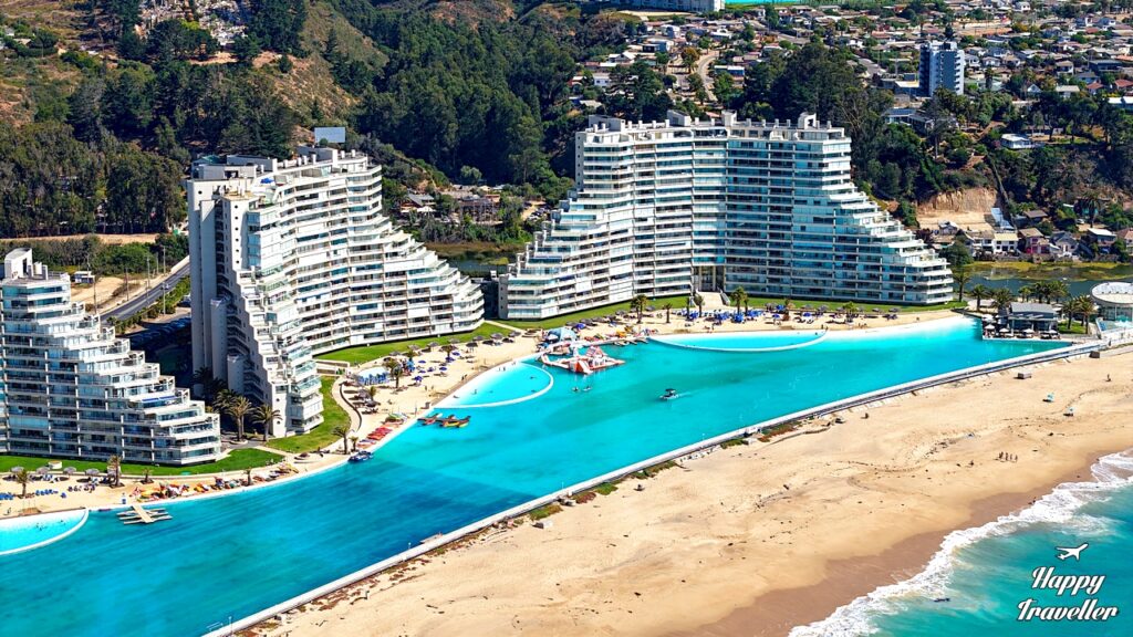 Αυτή είναι η μεγαλύτερη πισίνα στον κόσμο και βρίσκεται στη Χιλή